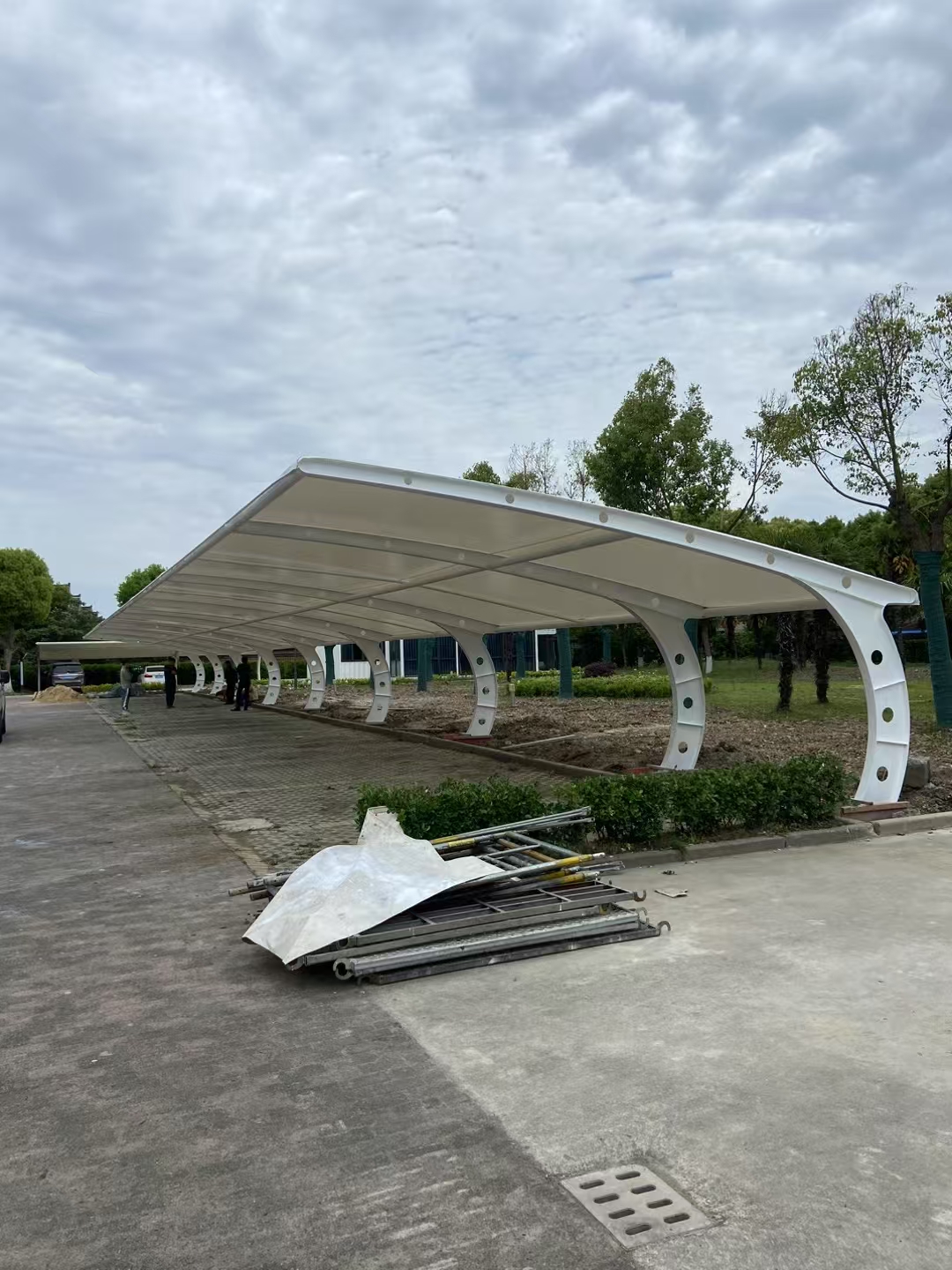 杭州膜結(jié)構(gòu)車棚與嘉興停車場遮陽工程 打造高效防曬與美觀的空間
